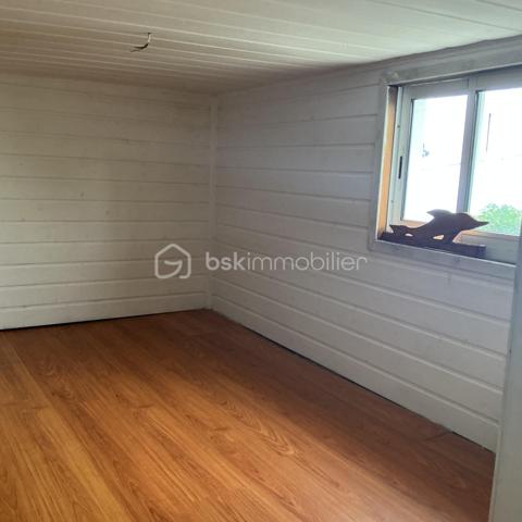 Maison à vendre au Tampon Découvrez cette agréable maison, d’environ 50m2, édifiée sur une parcelle d’environ 91 m2.
Idéale pour un premier achat ou un investissement. Au rez-de-chaussée, vous trouverez un garage, une chambre, un séjour lumineux ouvert sur une cuisine équipée, une salle d'eau et un WC. À l'étage, deux mezzanines offrent des espaces supplémentaires à aménager selon vos besoins. N'hésitez pas à me contacter pour plus d'infos ou organiser une visite. Une belle opportunité à découvrir au Tampon.