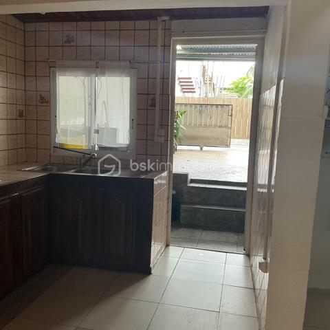 Maison à vendre au Tampon Découvrez cette agréable maison, d’environ 50m2, édifiée sur une parcelle d’environ 91 m2.
Idéale pour un premier achat ou un investissement. Au rez-de-chaussée, vous trouverez un garage, une chambre, un séjour lumineux ouvert sur une cuisine équipée, une salle d'eau et un WC. À l'étage, deux mezzanines offrent des espaces supplémentaires à aménager selon vos besoins. N'hésitez pas à me contacter pour plus d'infos ou organiser une visite. Une belle opportunité à découvrir au Tampon.