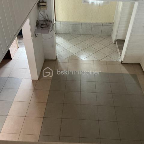 Maison à vendre au Tampon Découvrez cette agréable maison, d’environ 50m2, édifiée sur une parcelle d’environ 91 m2.
Idéale pour un premier achat ou un investissement. Au rez-de-chaussée, vous trouverez un garage, une chambre, un séjour lumineux ouvert sur une cuisine équipée, une salle d'eau et un WC. À l'étage, deux mezzanines offrent des espaces supplémentaires à aménager selon vos besoins. N'hésitez pas à me contacter pour plus d'infos ou organiser une visite. Une belle opportunité à découvrir au Tampon.
