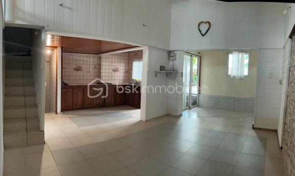 Maison à vendre au Tampon Découvrez cette agréable maison, d’environ 50m2, édifiée sur une parcelle d’environ 91 m2.
Idéale pour un premier achat ou un investissement. Au rez-de-chaussée, vous trouverez un garage, une chambre, un séjour lumineux ouvert sur une cuisine équipée, une salle d'eau et un WC. À l'étage, deux mezzanines offrent des espaces supplémentaires à aménager selon vos besoins. N'hésitez pas à me contacter pour plus d'infos ou organiser une visite. Une belle opportunité à découvrir au Tampon.