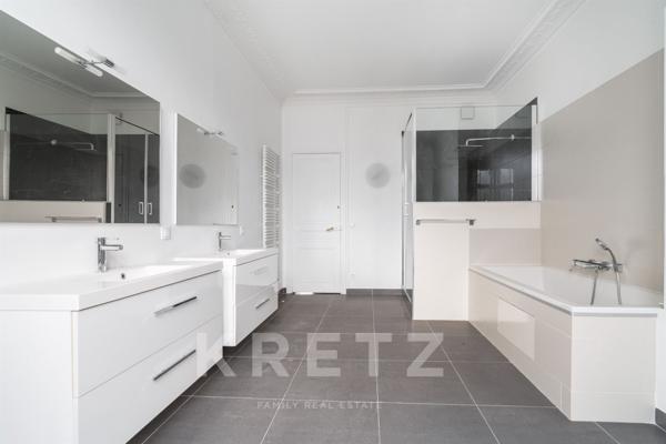 étage élevé balcon vue Tour Eiffel