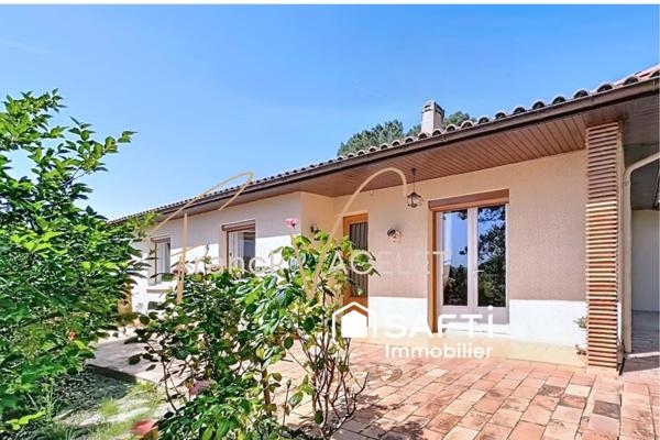 Coup de cœur pour cette maison de plain-pied avec un joli jardin paysager