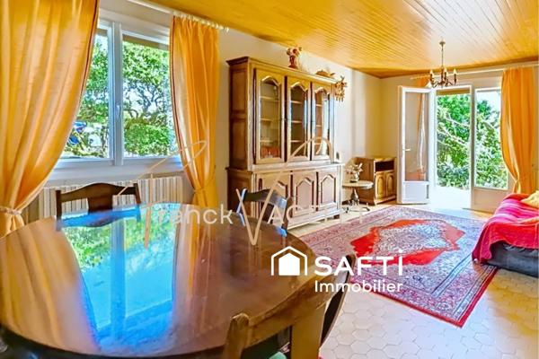 Coup de cœur pour cette maison de plain-pied avec un joli jardin paysager