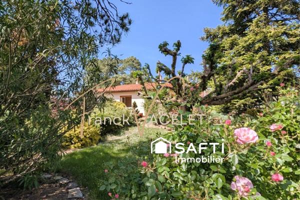 Coup de cœur pour cette maison de plain-pied avec un joli jardin paysager