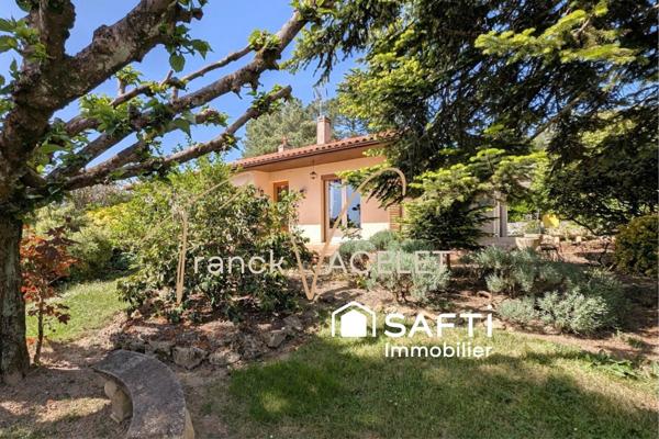 Coup de cœur pour cette maison de plain-pied avec un joli jardin paysager