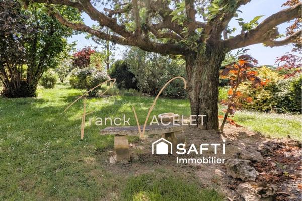 Coup de cœur pour cette maison de plain-pied avec un joli jardin paysager