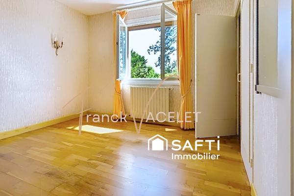 Coup de cœur pour cette maison de plain-pied avec un joli jardin paysager