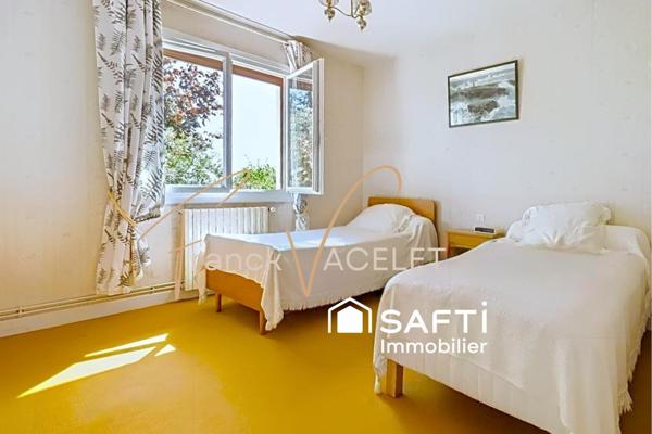 Coup de cœur pour cette maison de plain-pied avec un joli jardin paysager