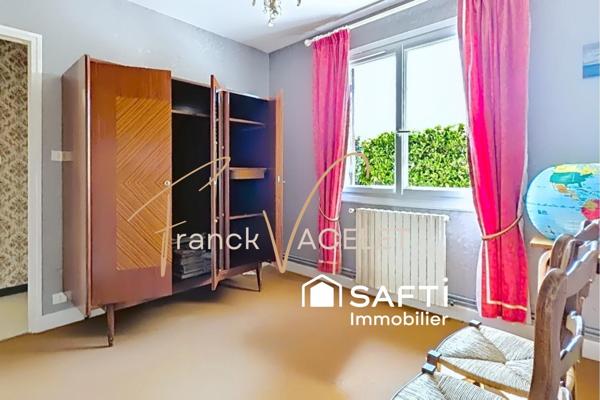 Coup de cœur pour cette maison de plain-pied avec un joli jardin paysager