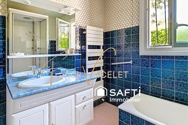 Coup de cœur pour cette maison de plain-pied avec un joli jardin paysager
