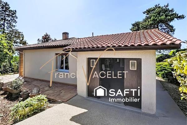 Coup de cœur pour cette maison de plain-pied avec un joli jardin paysager