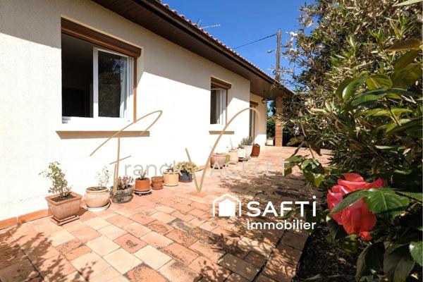 Coup de cœur pour cette maison de plain-pied avec un joli jardin paysager