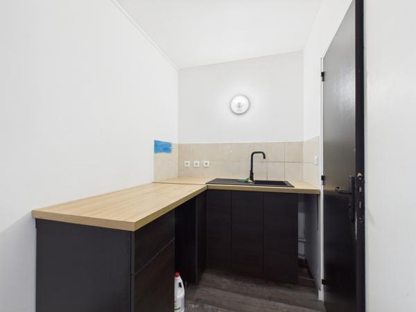 Bureau
         6 pièces
        - 220 m² Exclusivité 250 000 € *