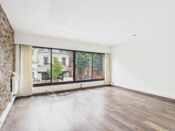 Bureau
         6 pièces
        - 220 m² Exclusivité 250 000 € *