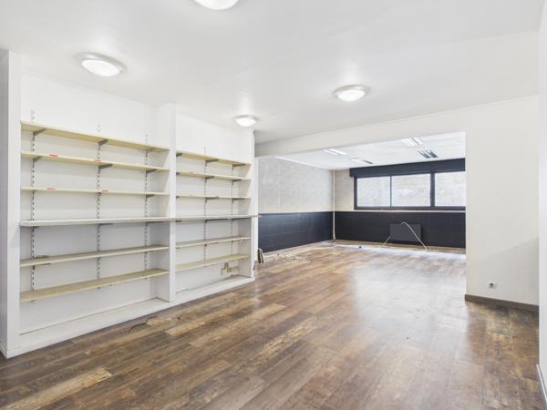Bureau
         6 pièces
        - 220 m² Exclusivité 250 000 € *