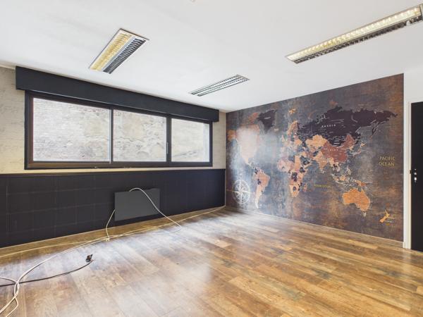 Bureau
         6 pièces
        - 220 m² Exclusivité 250 000 € *