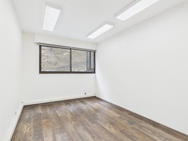 Bureau
         6 pièces
        - 220 m² Exclusivité 250 000 € *