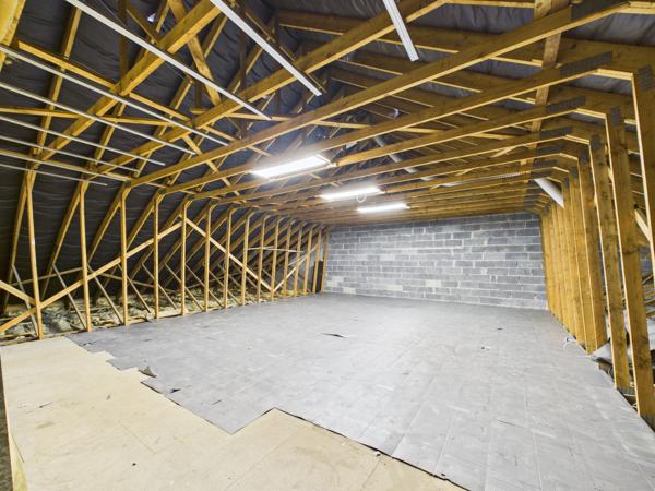 Bureau
         6 pièces
        - 220 m² Exclusivité 250 000 € *