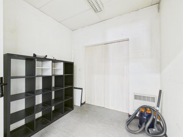 Bureau
         6 pièces
        - 220 m² Exclusivité 250 000 € *