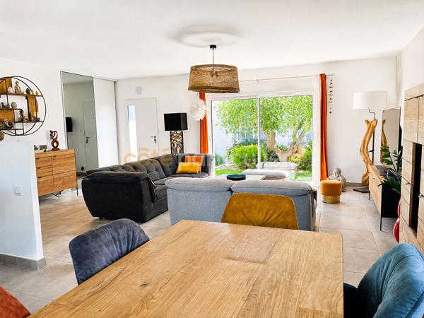 Vente
                Villa202 m² - 10 Pièces -
                    BREM SUR MER (85470)