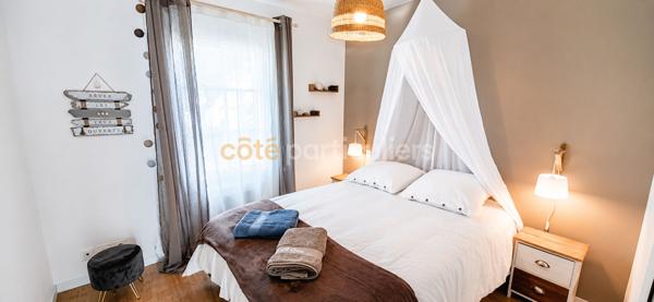 Vente
                Villa202 m² - 10 Pièces -
                    BREM SUR MER (85470)