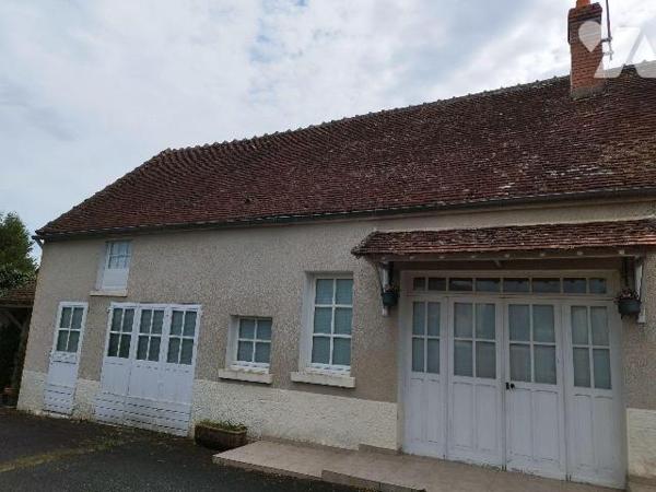 Maison composée de : cuisine, séjour, chambre, WC, salle  d'eau, bureau, véranda. Une pièce ave...