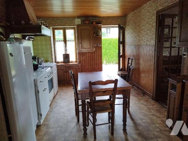 Maison composée de : cuisine, séjour, chambre, WC, salle  d'eau, bureau, véranda. Une pièce ave...