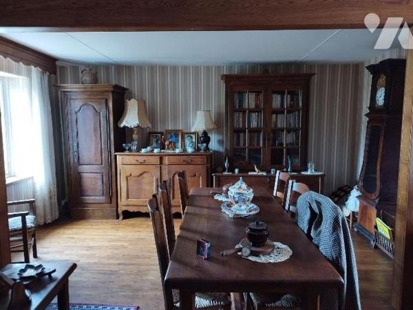 Maison composée de : cuisine, séjour, chambre, WC, salle  d'eau, bureau, véranda. Une pièce ave...