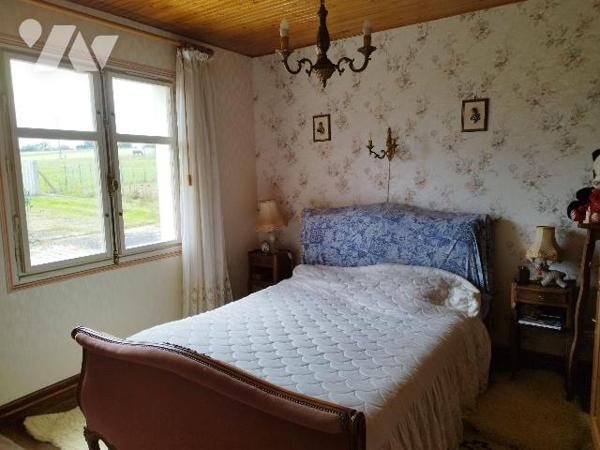 Maison composée de : cuisine, séjour, chambre, WC, salle  d'eau, bureau, véranda. Une pièce ave...