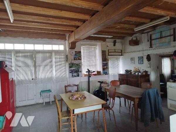 Maison composée de : cuisine, séjour, chambre, WC, salle  d'eau, bureau, véranda. Une pièce ave...