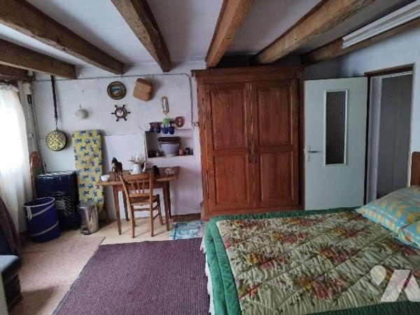 Maison composée de : cuisine, séjour, chambre, WC, salle  d'eau, bureau, véranda. Une pièce ave...