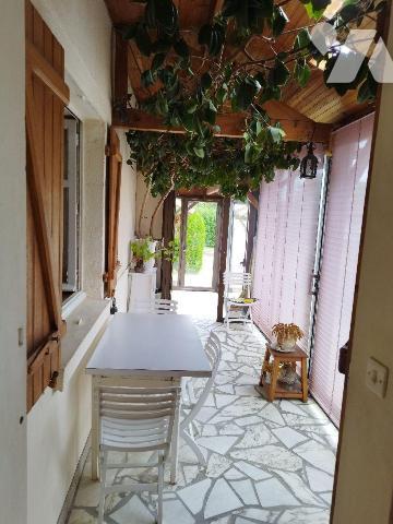 Maison composée de : cuisine, séjour, chambre, WC, salle  d'eau, bureau, véranda. Une pièce ave...