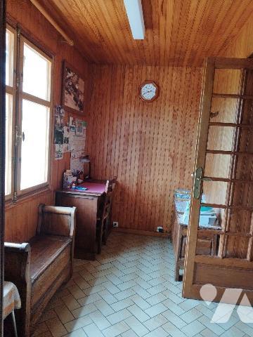 Maison composée de : cuisine, séjour, chambre, WC, salle  d'eau, bureau, véranda. Une pièce ave...