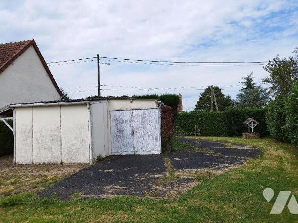 Maison composée de : cuisine, séjour, chambre, WC, salle  d'eau, bureau, véranda. Une pièce ave...