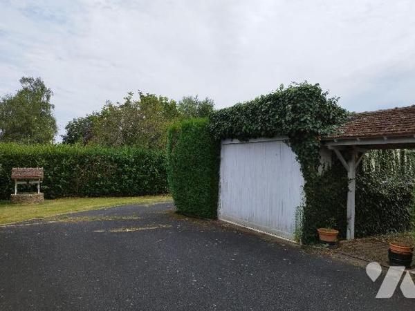 Maison composée de : cuisine, séjour, chambre, WC, salle  d'eau, bureau, véranda. Une pièce ave...