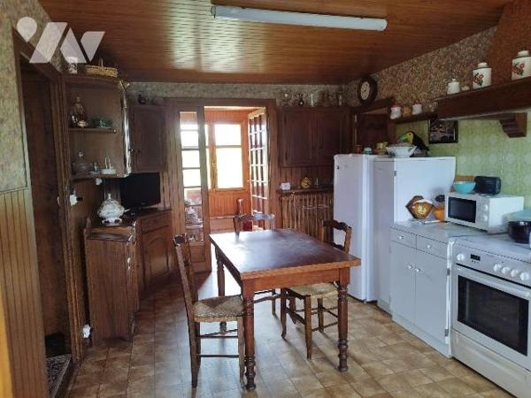 Maison composée de : cuisine, séjour, chambre, WC, salle  d'eau, bureau, véranda. Une pièce ave...