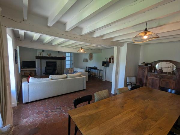 Longère d'environ 185m2 rénovée avec goût sur parcelle de 1068m2