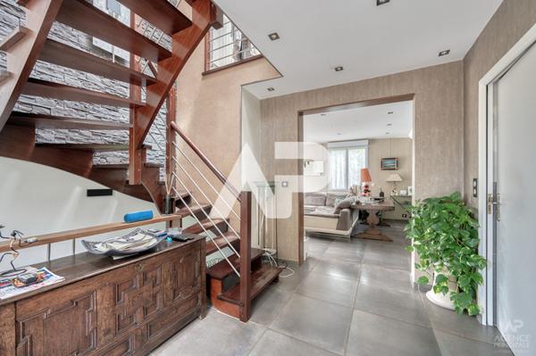 Maison Rueil Malmaison 7 pièce(s) 208.93m2 €1 420 000 ** - Référence 19351