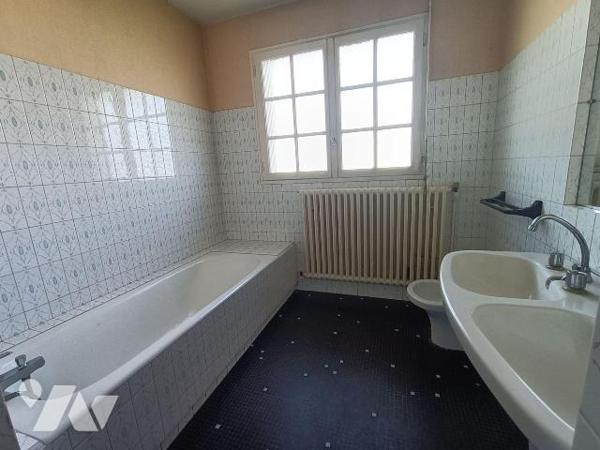 NOUVEAUTE - SEULEMENT CHEZ TRENTE CINQ NOTAIRES - en plein coeur du centre historique de Bruz -...