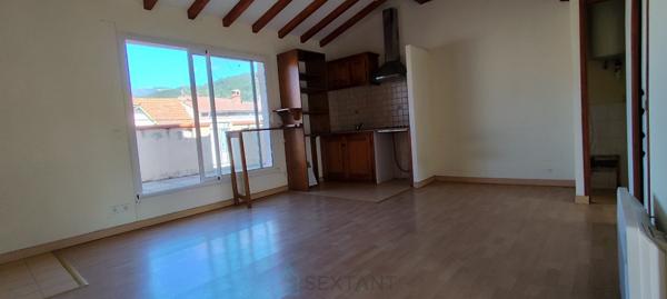Ensemble immobilier 3 logements, cour, garage et et terrasse avec vues