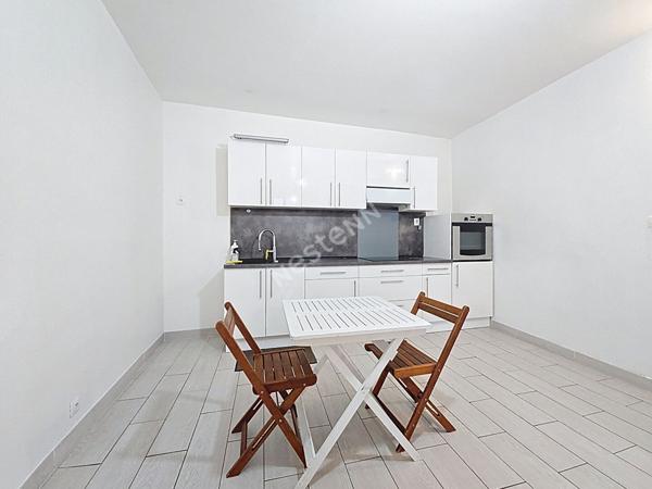 Maison de Ville à JONQUIERES avec terrasse