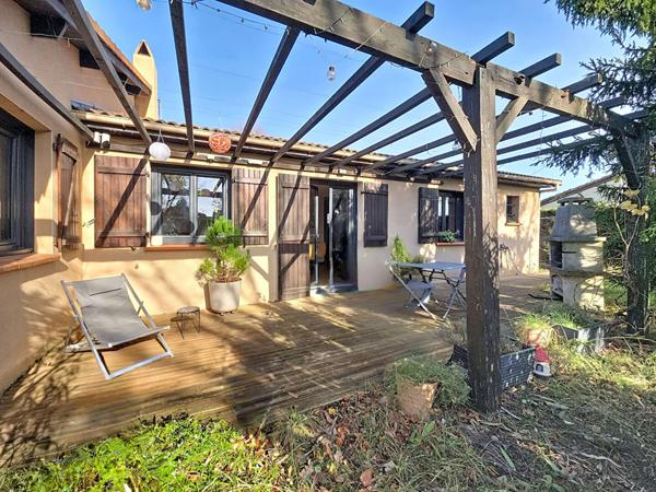 Maison lumineuse avec 3 chambres + bureau + mezzanine, terrasse et jardin piscinable à Castanet-Tolosan