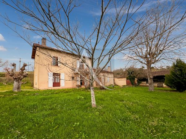 Ancienne fermette avec dépendances sur un emplacement privilégié