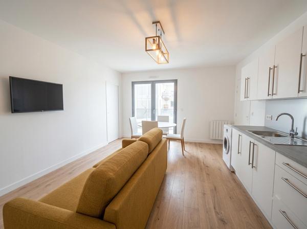 Appartement T3 de 54,79 m² avec deux suites, balcon et stationnement à Louviers