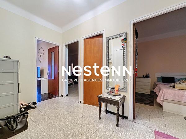 Immeuble à Perpignan de 3 appartements, 2 garages, places de parkings et jardin.