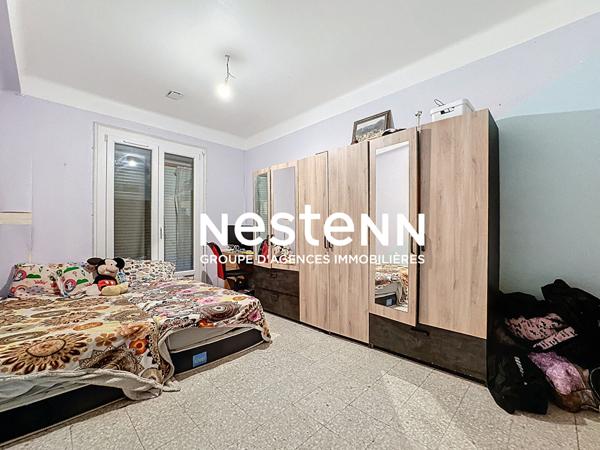 Immeuble à Perpignan de 3 appartements, 2 garages, places de parkings et jardin.