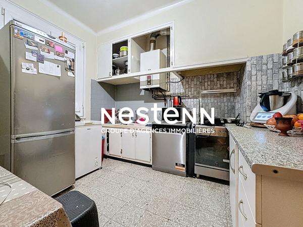 Immeuble à Perpignan de 3 appartements, 2 garages, places de parkings et jardin.