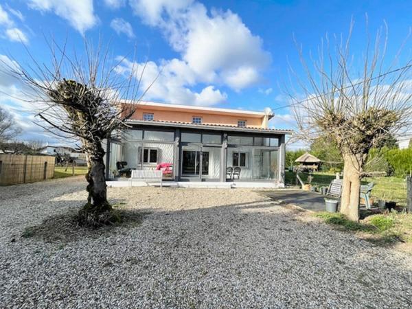 PESSAC - HAUT LEVEQUE - Maison 140m2 - Plain pied - 2ch - Bureau - Combles - Dépendance - Terrain 1111 m2