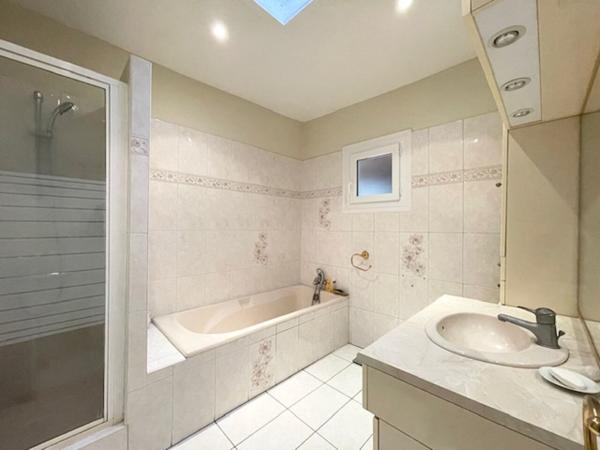 PESSAC - HAUT LEVEQUE - Maison 140m2 - Plain pied - 2ch - Bureau - Combles - Dépendance - Terrain 1111 m2