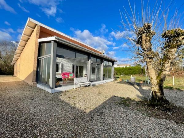 PESSAC - HAUT LEVEQUE - Maison 140m2 - Plain pied - 2ch - Bureau - Combles - Dépendance - Terrain 1111 m2